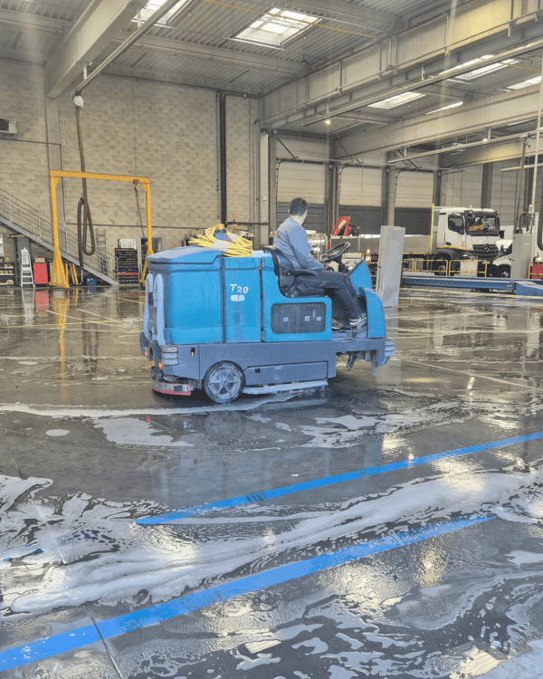 Autolaveuse industrielle en intervention dans un garage professionnel.