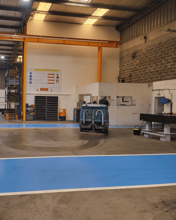 Intervention d'une autolaveuse dans un atelier industriel pour le nettoyage des sols.