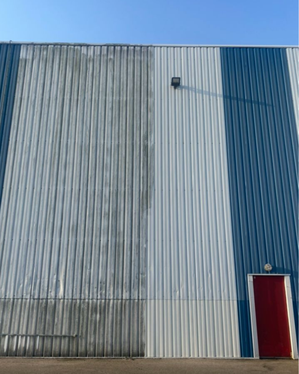 Comparatif avant/après d'un bardage industriel après une opération de nettoyage professionnel.