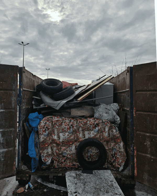 Benne contenant des encombrants, pneus et déchets volumineux avant leur évacuation.