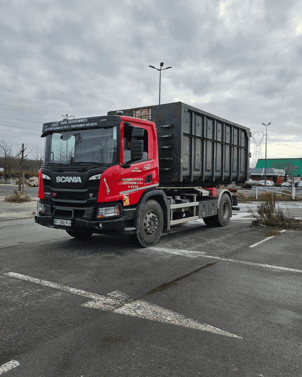 Camion équipé d'une benne destiné à la location et à l'évacuation des déchets en Île-de-France.