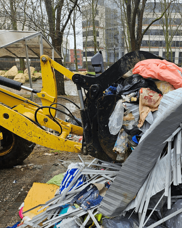 Engin de chantier utilisé pour le chargement et l'évacuation d'encombrants sur un site professionnel.