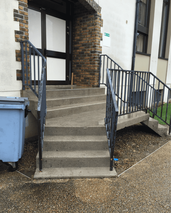 Décapage terminée d'un escalier en pierre naturelle de bâtiment.