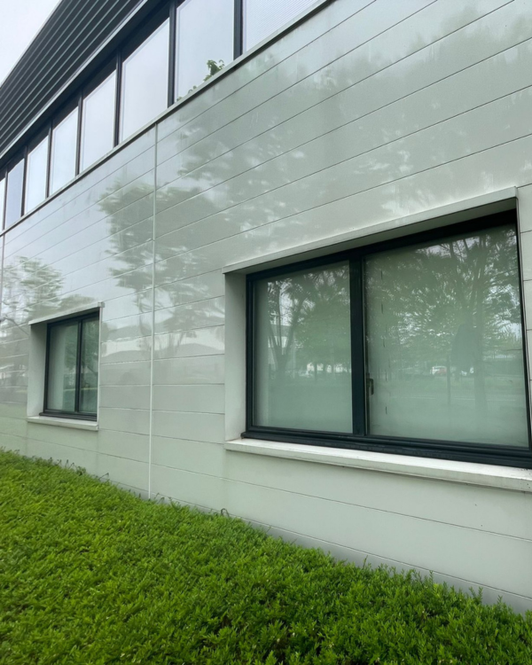 Façade d'un bâtiment tertiaire qui a retrouvé sa brillance après un nettoyage