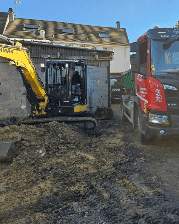 Mini-pelle et camion-benne mobilisés pour des travaux de débarras et d'évacuation de matériaux.