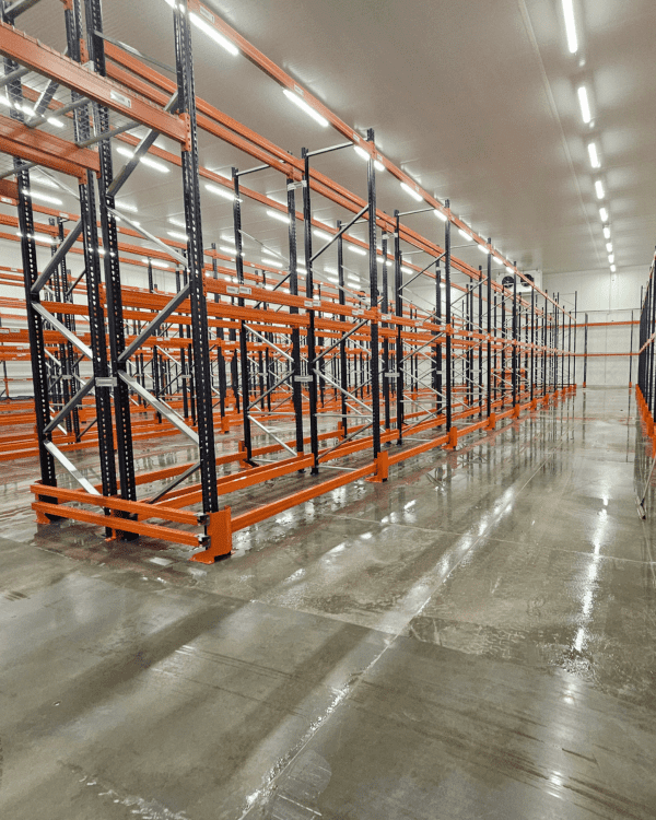 Entrepôt frigorifique nettoyé avec remise en état des sols et des zones de stockage.