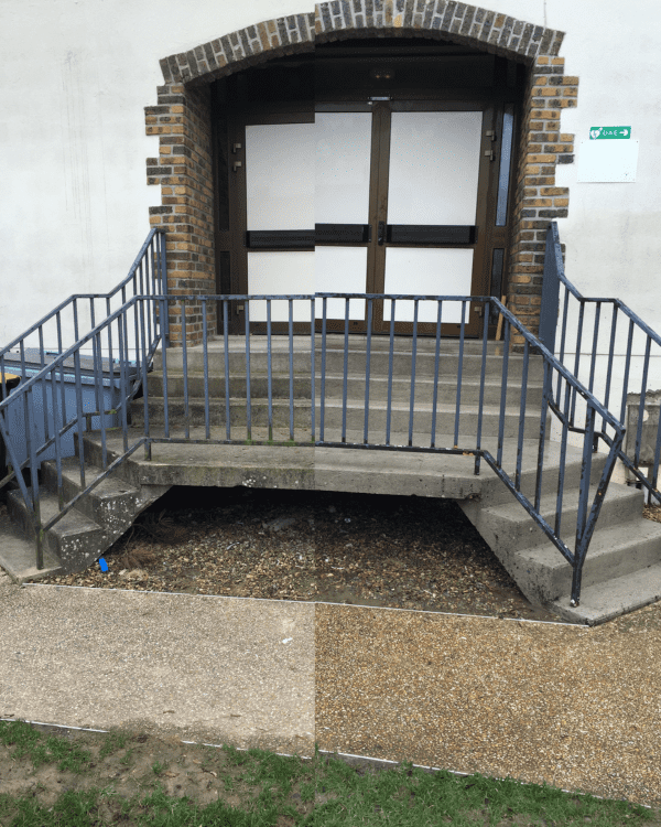 Escalier extérieur de copropriété après une intervention de décapage et remise en état.