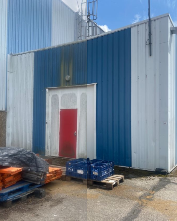 Façade de bâtiment professionnel avant et après une intervention de nettoyage extérieur.