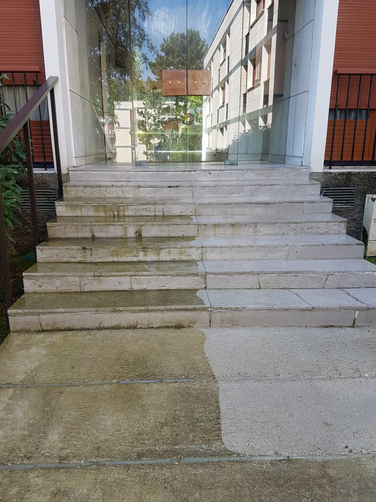 Escalier extérieur de copropriété avant et après une intervention de décapage et nettoyage des sols.