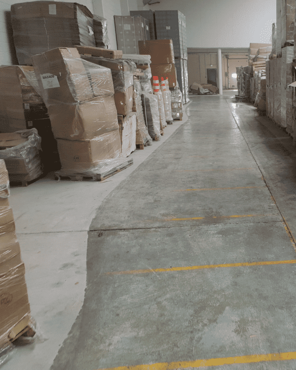 Nettoyage des zones de circulation dans un espace logistique et de stockage.