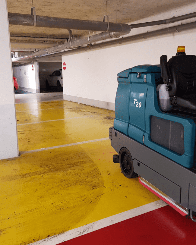 Machine de nettoyage professionnel utilisée par MJ Nettoyage pour l'entretien d'un parking souterrain.