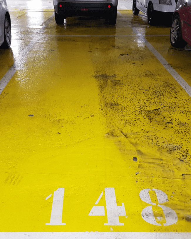 Avant/après d'une intervention de nettoyage de parking réalisée par MJ Nettoyage sur des places de stationnement.
